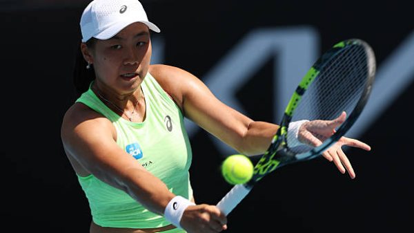 MELBOURNE, AUSTRALIA - 20 Januari: Janice Tjen dari Indonesia memainkan pukulan backhand melawan Leylah Fernandez dari Kanada di Babak Pertama Tunggal Putri pada hari ketiga Australian Open 2026 di Melbourne Park pada 20 Januari 2026 di Melbourne, Australia. (Foto oleh Cameron Spencer/Getty Images)