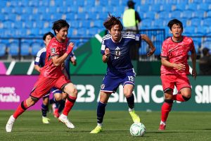 JEDDAH ARAB SAUDI   20 Januari 2026 Michiwaki Yutaka 19 dari Jepang mengontrol bola selama pertandingan semifinal Piala Asia U23 AFC antara Jepang dan Korea Selatan di Stadion King Abdullah Sports City Hall di Jeddah Arab Saudi Foto oleh Zhizhao WuGetty Images