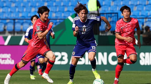 JEDDAH, ARAB SAUDI - 20 Januari 2026: Michiwaki Yutaka #19 dari Jepang mengontrol bola selama pertandingan semifinal Piala Asia U23 AFC antara Jepang dan Korea Selatan di Stadion King Abdullah Sports City Hall di Jeddah, Arab Saudi. (Foto oleh Zhizhao Wu/Getty Images)