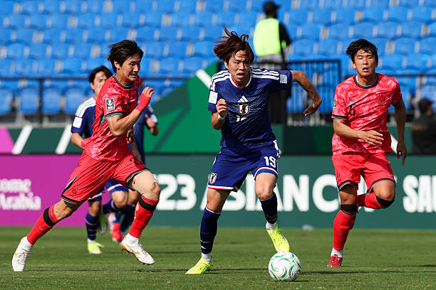 JEDDAH ARAB SAUDI   20 Januari 2026 Michiwaki Yutaka 19 dari Jepang mengontrol bola selama pertandingan semifinal Piala Asia U23 AFC antara Jepang dan Korea Selatan di Stadion King Abdullah Sports City Hall di Jeddah Arab Saudi Foto oleh Zhizhao WuGetty Images
