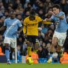 Nico O'Reilly #33 dari Manchester City FC berduel dengan Mateus Mane #36 dari Wolverhampton Wanderers FC selama pertandingan Liga Premier antara Manchester City dan Wolverhampton Wanderers di Stadion Etihad di Manchester, Inggris, pada 24 Januari 2026. (Foto oleh Mike Morese/MI News/NurPhoto via Getty Images)