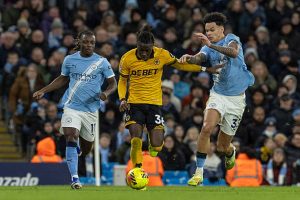 Nico OReilly 33 dari Manchester City FC berduel dengan Mateus Mane 36 dari Wolverhampton Wanderers FC selama pertandingan Liga Premier antara Manchester City dan Wolverhampton Wanderers di Stadion Etihad di Manchester Inggris pada 24 Januari 2026 Foto oleh Mike MoreseMI NewsNurPhoto via Getty Images