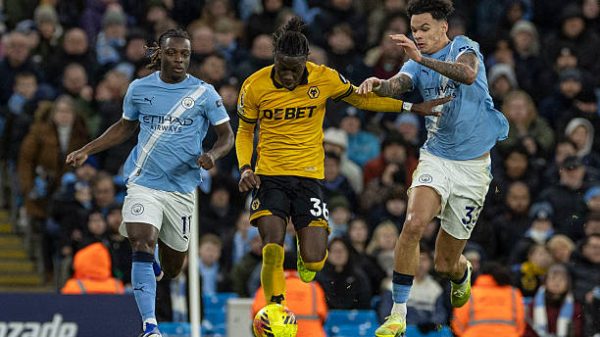Nico O'Reilly #33 dari Manchester City FC berduel dengan Mateus Mane #36 dari Wolverhampton Wanderers FC selama pertandingan Liga Premier antara Manchester City dan Wolverhampton Wanderers di Stadion Etihad di Manchester, Inggris, pada 24 Januari 2026. (Foto oleh Mike Morese/MI News/NurPhoto via Getty Images)
