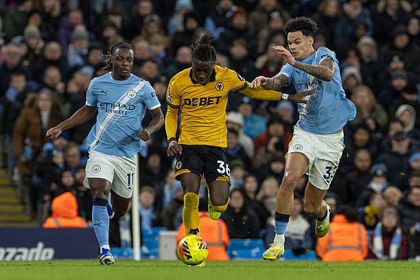 Nico OReilly 33 dari Manchester City FC berduel dengan Mateus Mane 36 dari Wolverhampton Wanderers FC selama pertandingan Liga Premier antara Manchester City dan Wolverhampton Wanderers di Stadion Etihad di Manchester Inggris pada 24 Januari 2026 Foto oleh Mike MoreseMI NewsNurPhoto via Getty Images