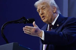 DAVOS SWISS   22 Januari Memar terlihat di punggung tangan kiri Presiden AS Donald Trump selama upacara penandatanganan Dewan Perdamaian di Forum Ekonomi Dunia WEF pada 22 Januari 2026 di Davos Swiss Dewan Perdamaian yang didukung AS ini dimaksudkan untuk mengelola gencatan senjata yang rapuh di Jalur Gaza setelah perang antara Israel dan Hamas Susunan akhir dewan tersebut belum dikonfirmasi Foto oleh Chip SomodevillaGetty Images