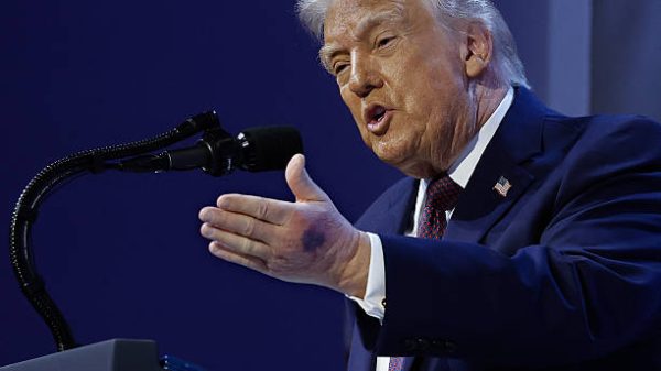 DAVOS, SWISS - 22 Januari: Memar terlihat di punggung tangan kiri Presiden AS Donald Trump selama upacara penandatanganan "Dewan Perdamaian" di Forum Ekonomi Dunia (WEF) pada 22 Januari 2026 di Davos, Swiss. "Dewan Perdamaian" yang didukung AS ini dimaksudkan untuk mengelola gencatan senjata yang rapuh di Jalur Gaza setelah perang antara Israel dan Hamas. Susunan akhir dewan tersebut belum dikonfirmasi. (Foto oleh Chip Somodevilla/Getty Images)