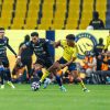RIYADH, ARAB SAUDI - 26 Januari: Kingsley Coman dari tim Al-Nassr FC saat berada di bawah tekanan Angelo Fulgini dari tim Al-Taawoun FC selama pertandingan Liga Pro Saudi antara Al Nassr dan Al Taawoun di Al Awwal Park pada 26 Januari 2026 di Riyadh, Arab Saudi. (Foto oleh Abdullah Ahmed/Getty Images)