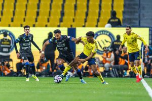 RIYADH ARAB SAUDI   26 Januari Kingsley Coman dari tim Al Nassr FC saat berada di bawah tekanan Angelo Fulgini dari tim Al Taawoun FC selama pertandingan Liga Pro Saudi antara Al Nassr dan Al Taawoun di Al Awwal Park pada 26 Januari 2026 di Riyadh Arab Saudi Foto oleh Abdullah AhmedGetty Images