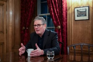 Keir Starmer Perdana Menteri Inggris saat wawancara di Downing Street di London Inggris pada hari Senin 26 Januari 2026 Starmer mengatakan Inggris tidak perlu memilih antara AS dan China karena ia mengumumkan peluang signifikan bagi bisnis Inggris menjelang perjalanannya ke Beijing minggu ini Fotografer Jose Sarmento MatosBloomberg via Getty Images