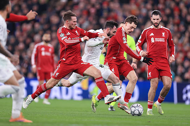 LIVERPOOL INGGRIS   28 Januari Marko Jankovic dari Qarabag berduel dengan Alexis Mac Allister dari Liverpool kiri dan Florian Wirtz dari Liverpool selama pertandingan Fase Liga Liga UEFA 202526 MD8 antara Liverpool FC dan Qarabag FK di Anfield pada 28 Januari 2026 di Liverpool Inggris Foto oleh Simon StacpooleOffsideOffside via Getty Images