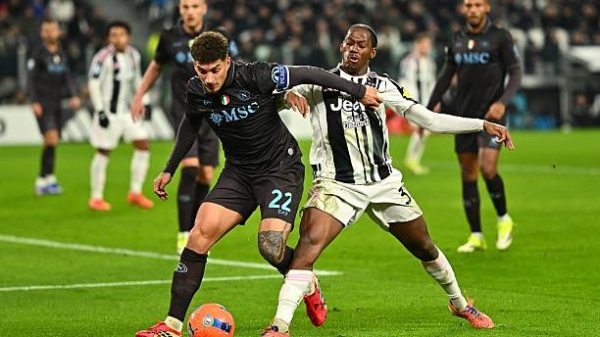 TURIN, ITALIA - 25 Januari 2026: Giovanni Di Lorenzo dari SSC Napoli dan Jonathan David dari Juventus FC berebut bola selama pertandingan Serie A antara Juventus FC dan SSC Napoli di Turin, Italia. (Foto oleh Marco Mantovani/Getty Images)