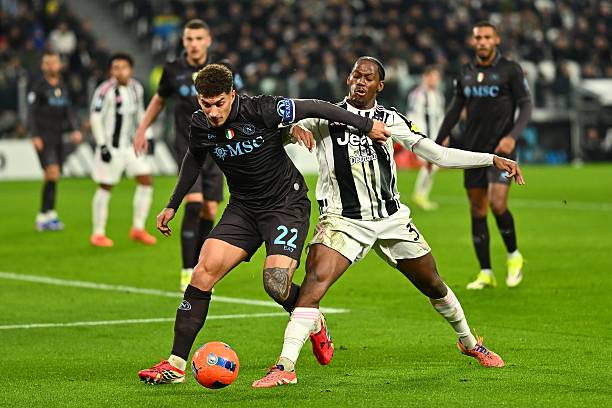 TURIN ITALIA   25 Januari 2026 Giovanni Di Lorenzo dari SSC Napoli dan Jonathan David dari Juventus FC berebut bola selama pertandingan Serie A antara Juventus FC dan SSC Napoli di Turin Italia Foto oleh Marco MantovaniGetty Images