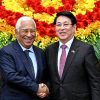 Presiden Vietnam Luong Cuong kanan berjabat tangan dengan Presiden Dewan Eropa Antonio Costa saat pertemuan di Istana Kepresidenan di Hanoi pada 29 Januari 2026 Foto oleh Nhac NGUYEN  POOL  AFP via Getty Images