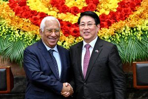 Presiden Vietnam Luong Cuong (kanan) berjabat tangan dengan Presiden Dewan Eropa Antonio Costa saat pertemuan di Istana Kepresidenan di Hanoi pada 29 Januari 2026. (Foto oleh Nhac NGUYEN / POOL / AFP via Getty Images)