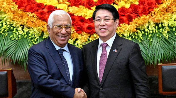 Presiden Vietnam Luong Cuong kanan berjabat tangan dengan Presiden Dewan Eropa Antonio Costa saat pertemuan di Istana Kepresidenan di Hanoi pada 29 Januari 2026 Foto oleh Nhac NGUYEN  POOL  AFP via Getty Images