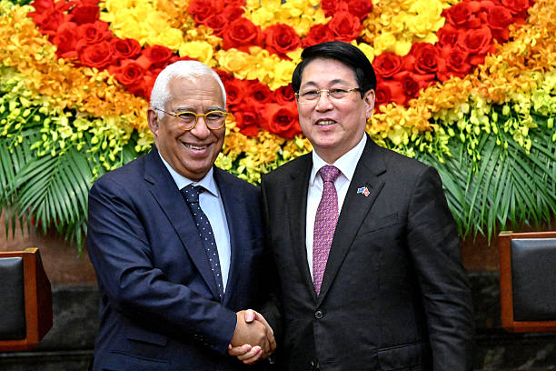 Presiden Vietnam Luong Cuong kanan berjabat tangan dengan Presiden Dewan Eropa Antonio Costa saat pertemuan di Istana Kepresidenan di Hanoi pada 29 Januari 2026 Foto oleh Nhac NGUYEN  POOL  AFP via Getty Images