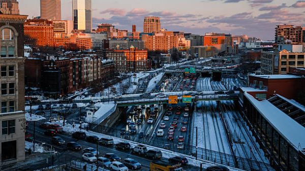 BOSTON MA   29 Januari Kemacetan lalu lintas terjadi di sepanjang Interstate 90 pada 29 Januari 2026 setelah badai di awal pekan menyebabkan hujan salju lebat di seluruh wilayah Foto oleh Erin ClarkThe Boston Globe via Getty Images