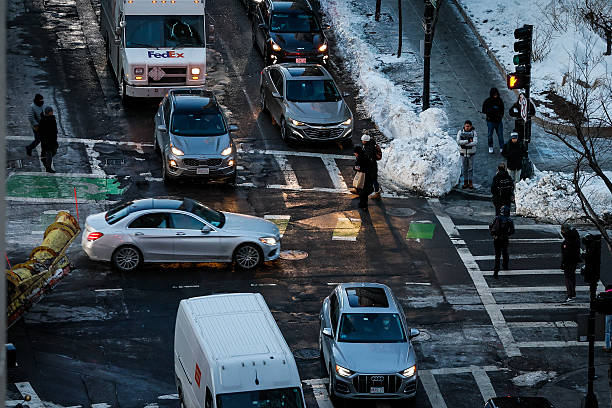 BOSTON MA   29 Januari Mobil dan truk pengiriman melintas di persimpangan di lingkungan Back Bay pada 29 Januari 2026 saat tumpukan salju di sepanjang trotoar dan penyeberangan pejalan kaki mempersempit jalur dan memperlambat lalu lintas Foto oleh Erin ClarkThe Boston Globe via Getty Images