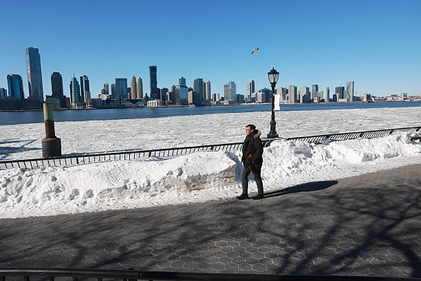 NEW YORK NEW YORK   30 Januari Bongkahan es menutupi sebagian Sungai Hudson di sepanjang garis pantai Manhattan saat Kota New York mengalami suhu yang sangat dingin setelah badai musim dingin akhir pekan lalu pada 30 Januari 2026 di Kota New York New York menerima hingga 30 sentimeter salju dalam badai musim dingin yang melanda sebagian besar wilayah negara mengakibatkan banyak kematian pemadaman listrik dan kecelakaan Foto oleh Spencer PlattGetty Images