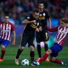 MADRID, SPANYOL - 25 NOVEMBER: Olcan Adin (kedua dari kiri) dari Galatasaray AS berebut bola dengan Antoine Griezmann (kanan) dari Atletico de Madrid selama pertandingan Grup C Liga Champions UEFA antara Club Atletico de Madrid dan Galatasaray AS di Estadio Vicente Calderon pada 25 November 2015 di Madrid, Spanyol. (Foto oleh Gonzalo Arroyo Moreno/Getty Images)