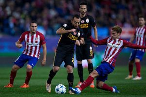 MADRID SPANYOL   25 NOVEMBER Olcan Adin kedua dari kiri dari Galatasaray AS berebut bola dengan Antoine Griezmann kanan dari Atletico de Madrid selama pertandingan Grup C Liga Champions UEFA antara Club Atletico de Madrid dan Galatasaray AS di Estadio Vicente Calderon pada 25 November 2015 di Madrid Spanyol Foto oleh Gonzalo Arroyo MorenoGetty Images