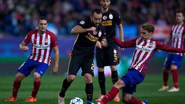 MADRID, SPANYOL - 25 NOVEMBER: Olcan Adin (kedua dari kiri) dari Galatasaray AS berebut bola dengan Antoine Griezmann (kanan) dari Atletico de Madrid selama pertandingan Grup C Liga Champions UEFA antara Club Atletico de Madrid dan Galatasaray AS di Estadio Vicente Calderon pada 25 November 2015 di Madrid, Spanyol. (Foto oleh Gonzalo Arroyo Moreno/Getty Images)