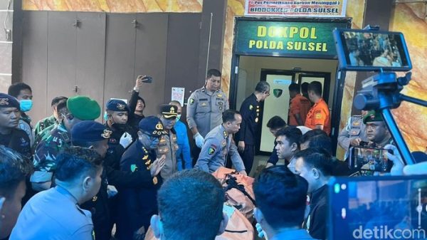 Foto: Jenazah pria korban kecelakaan Pesawat ATR 42-500 tiba di RS Bhayangkara Makassar. (Sahrul Alim/detikSulsel)