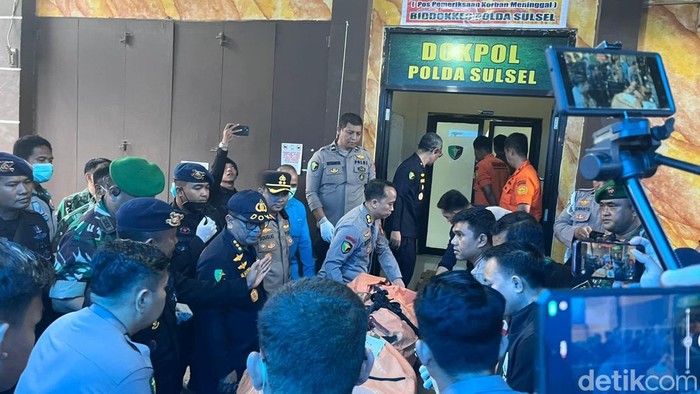 Foto Jenazah pria korban kecelakaan Pesawat ATR 42 500 tiba di RS Bhayangkara Makassar Sahrul AlimdetikSulsel