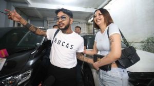 Selama rehabilitasi Onadio Leonardo alias Onad dikabarkan lebih sehat dan produktif Tampak dalam foto aktor sekaligus musisi Onadio Leonardo atau akrab disapa Onad kanan bersama istrinya Beby Prisillia sesaat sebelum meninggalkan panti rehabilitasi Yayasan Pemulihan Natura Indonesia di kawasan Lebak Bulus Jakarta Selatan Rabu 2812026 KapanlagicomBudy Santoso