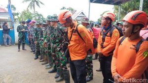 Foto Tim SAR gabungan melakukan apel di halaman Masjid Djaami Darussalam Desa Tompobulu Muhammad SubhandetikSulsel