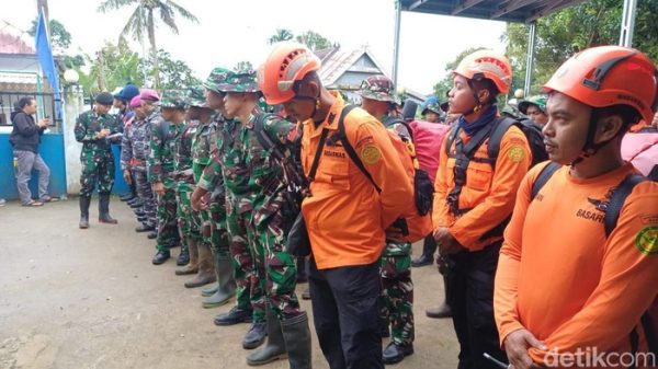 Foto: Tim SAR gabungan melakukan apel di halaman Masjid Djaami Darussalam, Desa Tompobulu. (Muhammad Subhan/detikSulsel)