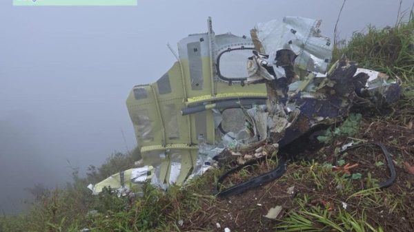 Penampakan serpihan pesawat ATR 42-500 yang jatuh di Puncak Bulusaraung. Foto: (dok. istimewa)