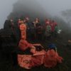 Tim SAR gabungan melakukan evakuasi dan pencarian jenazah korban pesawat ATR 42-500 yang jatuh di Gunung Bulusaraung, Pangkep, Sulawesi Selatan. (Foto: ANTARA FOTO/Muchtamir)