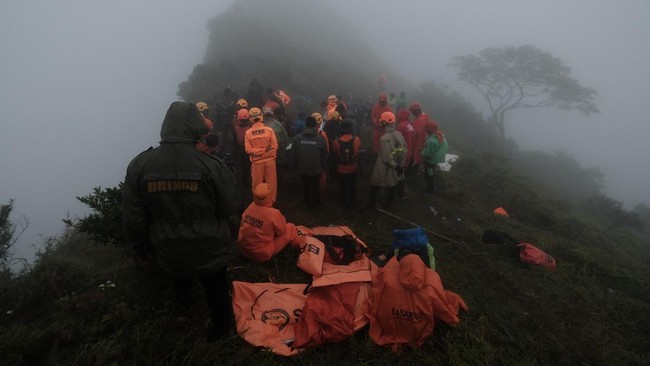 Tim SAR gabungan melakukan evakuasi dan pencarian jenazah korban pesawat ATR 42 500 yang jatuh di Gunung Bulusaraung Pangkep Sulawesi Selatan Foto ANTARA FOTOMuchtamir