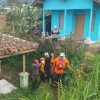 Petugas mengevakuasi jasad korban longsor di Cisarua (Foto: Whisnu Pradana/detikJabar)