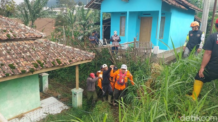 Petugas mengevakuasi jasad korban longsor di Cisarua Foto Whisnu PradanadetikJabar