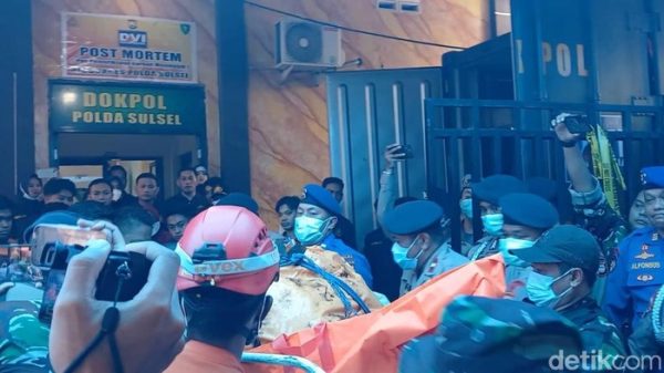 Foto: Sejumlah jenazah korban kecelakaan pesawat ATR 42-500 dibawa ke Posko DVI Biddokkes Polda Sulsel untuk proses identifikasi. (Nurul Hidayah/detikSulsel)