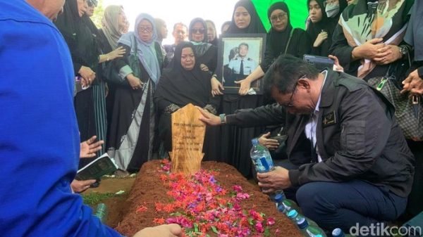 Foto: Tangis keluarga pecah usai jenazah kopilot pesawat ATR 42-500 Farhan Gunawan dimakamkan di Pemakaman Darusalam Valley, Kabupaten Gowa, Sulawesi Selatan. (Fuad Jauhary/detikSulsel)