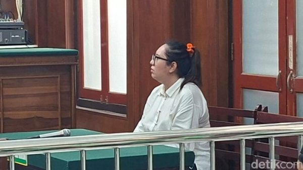 Terdakwa Penipuan Wall Charger BYD Juliet Hardiani. (Foto: dok. Praditya Fauzi Rahman/detikJatim)