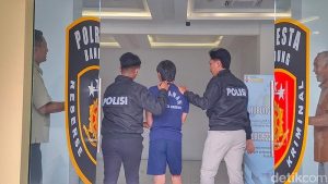 Tersangka pembunuhan berinisial RS alias Beco 23 saat digiring polisi di Mapolresta Bandung Soreang Selasa 2012026 Foto Yuga HassanidetikJabar