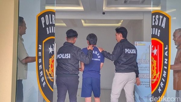 Tersangka pembunuhan berinisial RS alias Beco (23) saat digiring polisi di Mapolresta Bandung, Soreang, Selasa (20/1/2026). (Foto: Yuga Hassani/detikJabar)