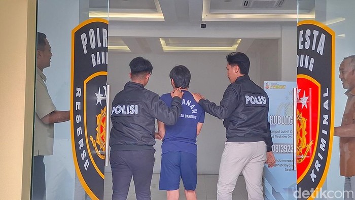 Tersangka pembunuhan berinisial RS alias Beco 23 saat digiring polisi di Mapolresta Bandung Soreang Selasa 2012026 Foto Yuga HassanidetikJabar