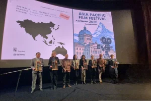 Sejumlah Duta besar dan Kepala Perwakilan negara Asia Pasifik memainkan angklung dalam acara pembukaan Festival Film Asia Pasifik Asia Pacific Film FestivalAPFF di ibukota Swiss Bern Senin 922026 ANTARAHO KBRI Bern