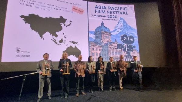 Sejumlah Duta besar dan Kepala Perwakilan negara Asia Pasifik memainkan angklung dalam acara pembukaan Festival Film Asia Pasifik Asia Pacific Film FestivalAPFF di ibukota Swiss Bern Senin 922026 ANTARAHO KBRI Bern