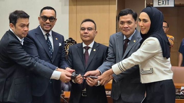 Wakil Ketua DPR Sufmi Dasco Ahmad melantik Ahmad Sahroni sebagai Wakil Ketua Komisi III Foto Dok DPR