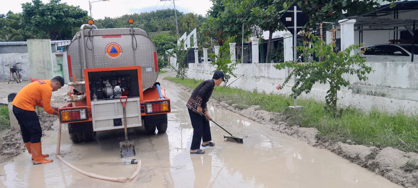 Sisa Lumpur Warga Kecamatan Gondang Bojonegoro membersihkan lumpur sisa banjir dari jalananMedia IndonesiaM Yakub