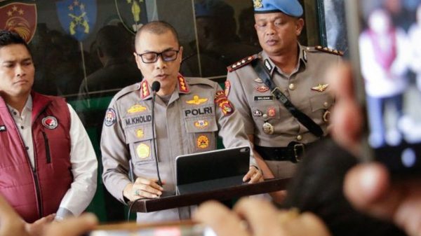 Kabid Humas Polda NTB Kombes Mohammad Kholid tengah didampingi Kabid Propam Kombes Wildan Alberd kanan dan Direktur Reserse Narkoba Kombes Roman Smaradhana Elhaj ANTARADhimas BP