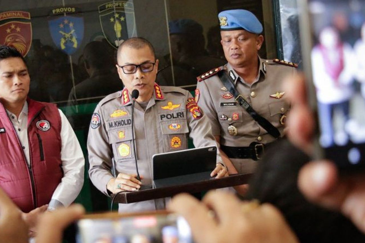 Kabid Humas Polda NTB Kombes Mohammad Kholid tengah didampingi Kabid Propam Kombes Wildan Alberd kanan dan Direktur Reserse Narkoba Kombes Roman Smaradhana Elhaj ANTARADhimas BP