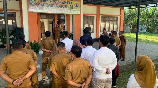  Kepala Pelaksana Badan Penanggulangan Bencana Daerah BPBD Provinsi Gorontalo Rusli W Nusi saat memimpin apel pagi Senin 222026 Apel tersebut diikuti seluruh pegawai Aparatur Sipil Negara ASN Outsorcing dan Tenaga IT BPBD Provinsi Gorontalo