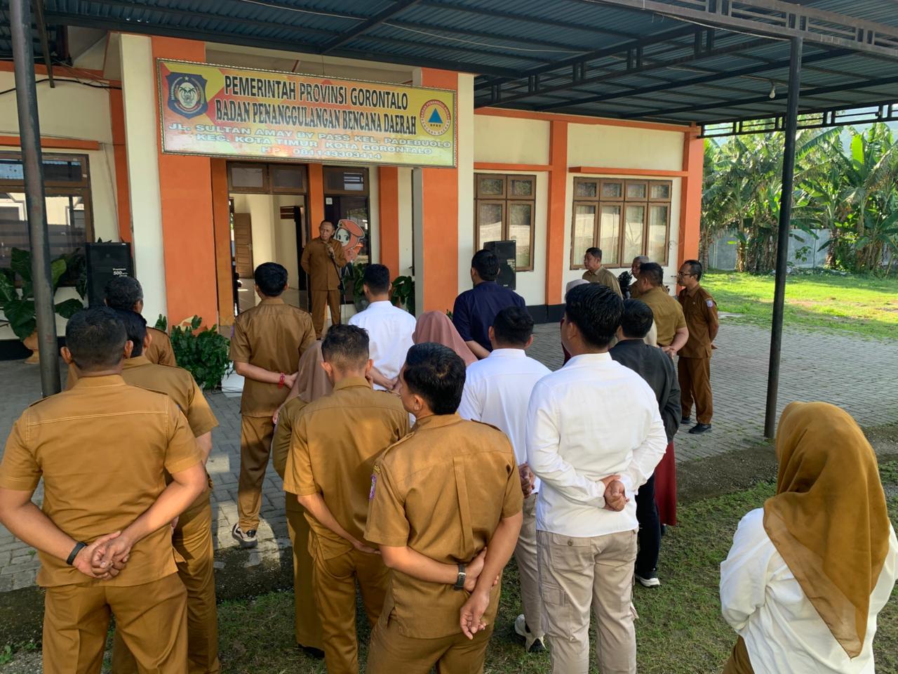  Kepala Pelaksana Badan Penanggulangan Bencana Daerah BPBD Provinsi Gorontalo Rusli W Nusi saat memimpin apel pagi Senin 222026 Apel tersebut diikuti seluruh pegawai Aparatur Sipil Negara ASN Outsorcing dan Tenaga IT BPBD Provinsi Gorontalo